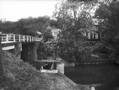 400186 Gezicht op de Grebbesluis in de Grift te Grebbe bij Rhenen.
